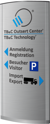 Werbepylon aus geb&uuml;rstetem Aluminium mit Wegweisern f&uuml;r Anmeldung, Besucher sowie Import und Export
