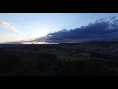 Landschaft im Abendlicht aus der Luft