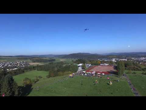Veranstaltungsgelände in weiter Landschaft