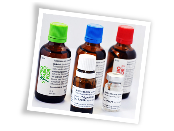 Drei Produktflaschen und zwei kleine Behälter mit farbigen Verschlüssen